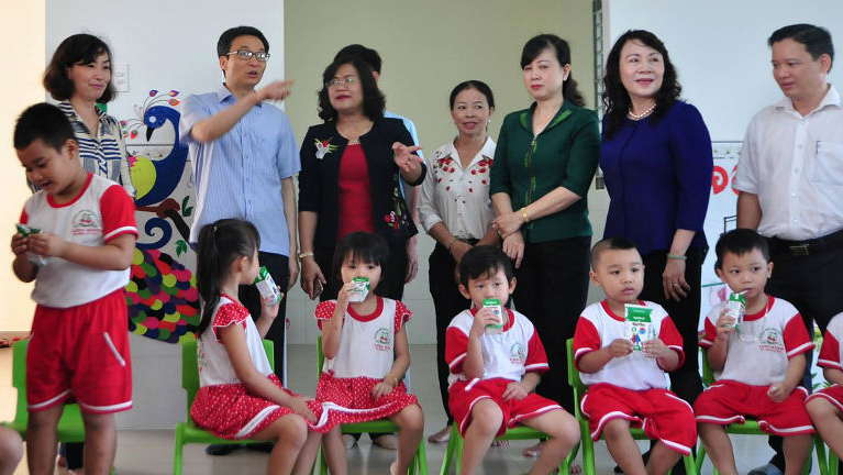 Phó Thủ tướng Vũ Đức Đam kiểm tra trường mầm non lúc 6 giờ sáng