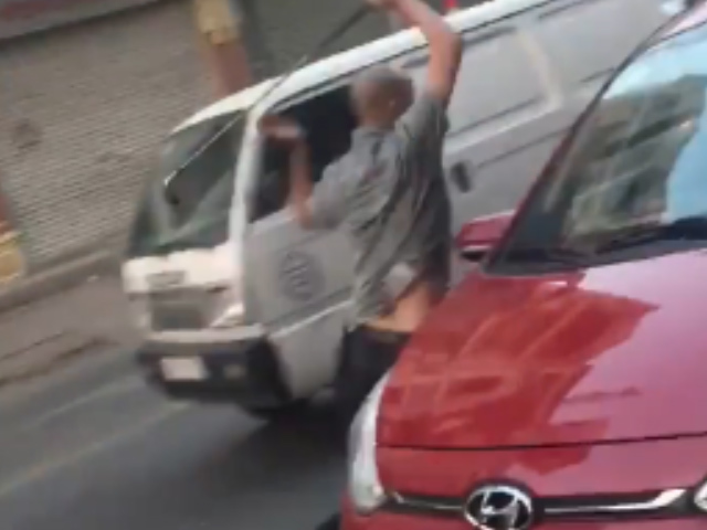 Tài xế ô tô vác gậy golf đuổi đánh xe máy giữa phố Hà Nội