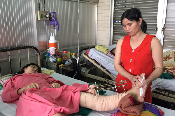 Chồng mang con 2 tuổi đi phụ hồ, kiếm tiền chữa bệnh cho vợ