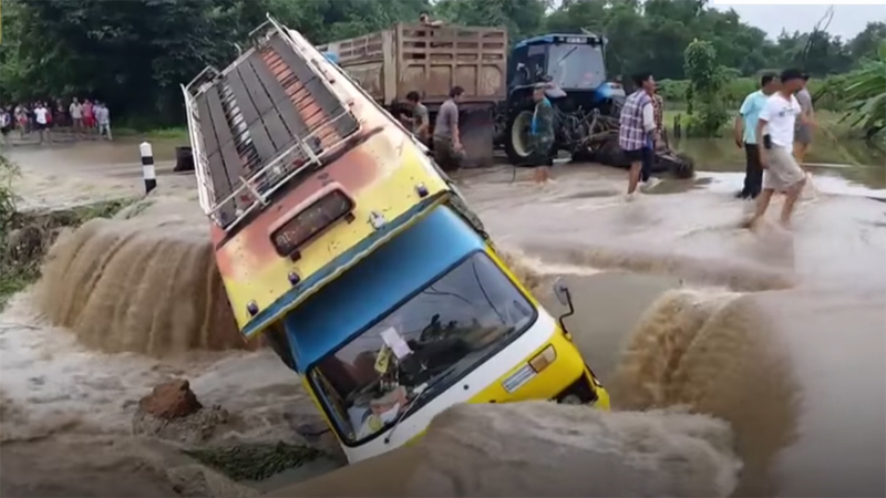 Cố vượt đường ngập sâu, xe tải bị dòng lũ hất xuống vực