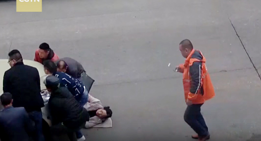 Hàng chục người nhấc ô tô giải cứu người phụ nữ dưới gầm