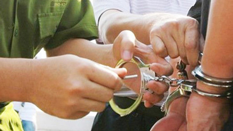 Bắt giữ 2 phóng viên 'làm luật' ở Nghệ An