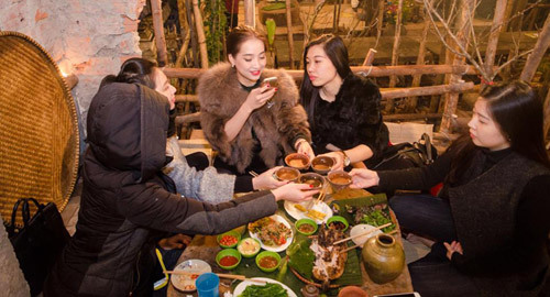 Phụ nữ ngày nay uống rượu bằng bát
