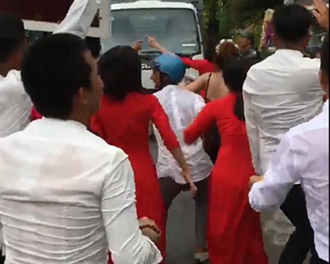 Đám cưới An Giang: Thanh niên tràn ra đường nhảy múa 'trêu' xe tải