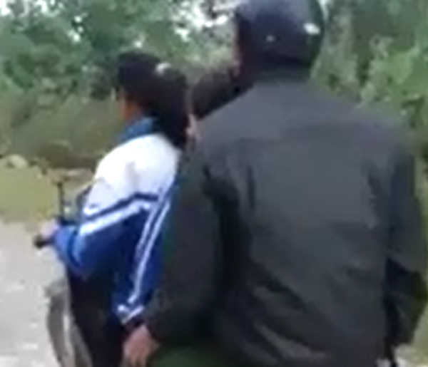 Bé gái đèo cả gia đình trên xe máy cà tàng phóng như bay