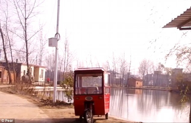 Bà mải chơi, cháu 2 tuổi lái xe lao xuống ao