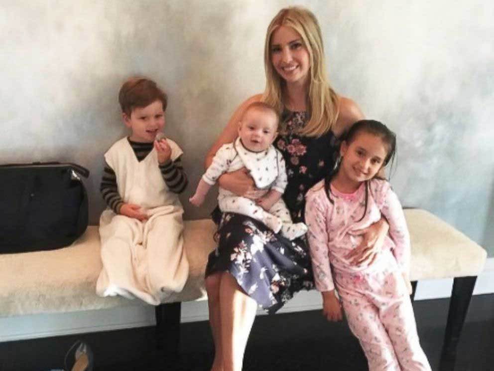 Cháu ông Trump ngộ nghĩnh trốn tìm trong váy mẹ