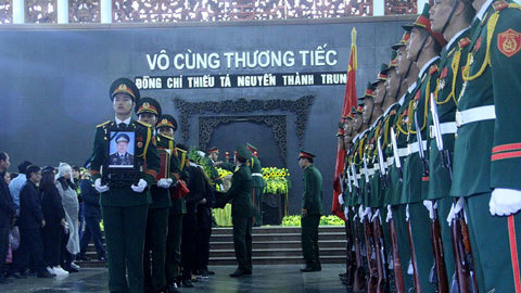 Phút tiễn biệt phi công tử nạn ở Anh về đất mẹ