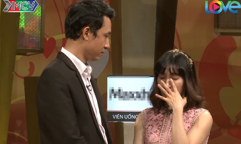 Vợ chồng 'tố' nhau trên truyền hình khiến MC Hồng Vân bối rối