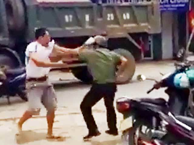 1 cán bộ công an bị đánh trên đường phố