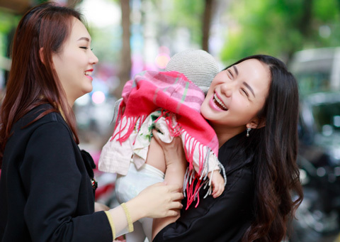Phan Như Thảo ôm con ra Hà Nội gặp siêu mẫu Ngọc Thạch