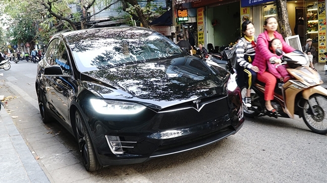 Chiếc SUV 'siêu hiếm' bất ngờ dạo phố tại Hà Nội