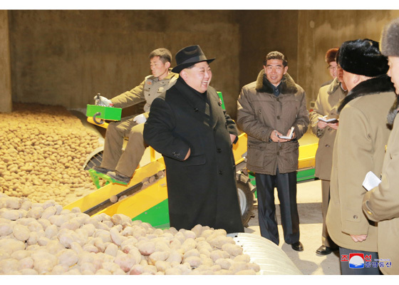 Jong Un hớn hở thăm nhà máy khoai tây gần Trung Quốc