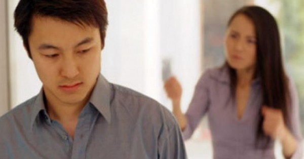 Thái độ lạ của chồng trên facebook tiết lộ chuyện ngoại tình