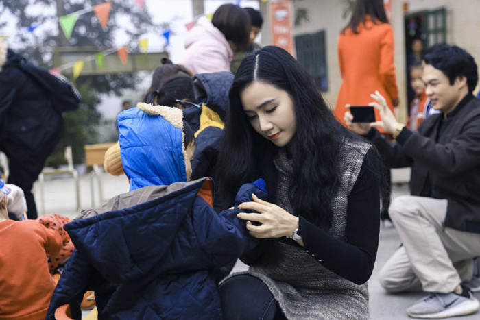 Lương Giang tặng áo ấm cho trẻ em vùng cao
