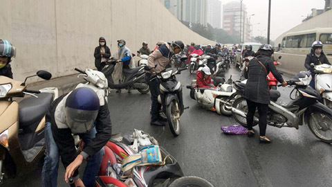 Xe máy ngã nhào la liệt trong hầm Kim Liên