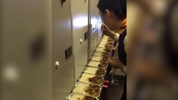 Tiếp viên hàng không bị bắt quả tang ăn đồ thừa của khách