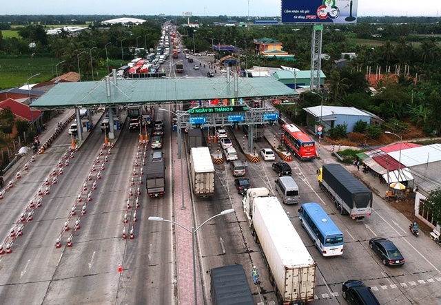 Công an mời làm việc 'bà Tám BOT Cai Lậy' và nhiều tài xế