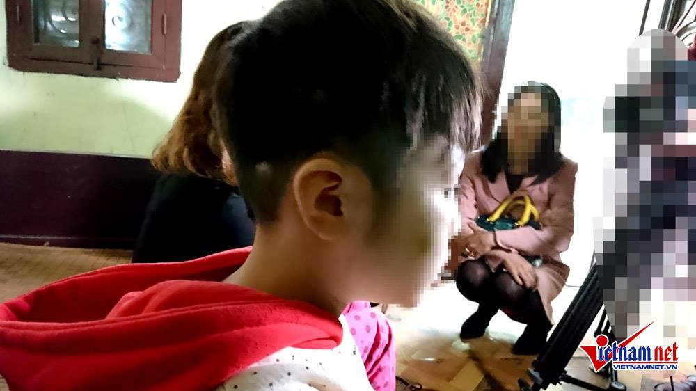 Mẹ kế bạo hành bé 10 tuổi ra công an trình diện