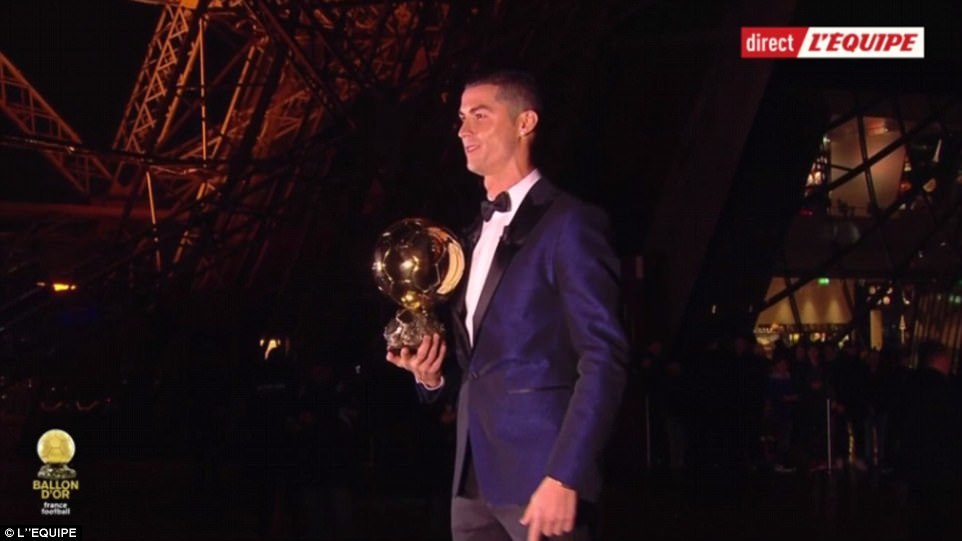 Ronaldo nhận Quả bóng vàng ở tháp Eiffel