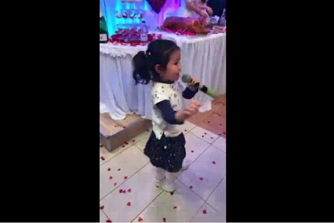 Cô bé hát tặng cô dâu, chú rể trong đám cưới 'gây bão'