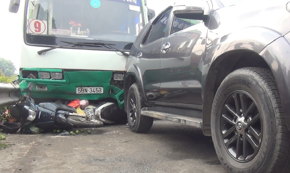 Xe buýt cuốn hàng loạt xe máy, nhiều người bị thương