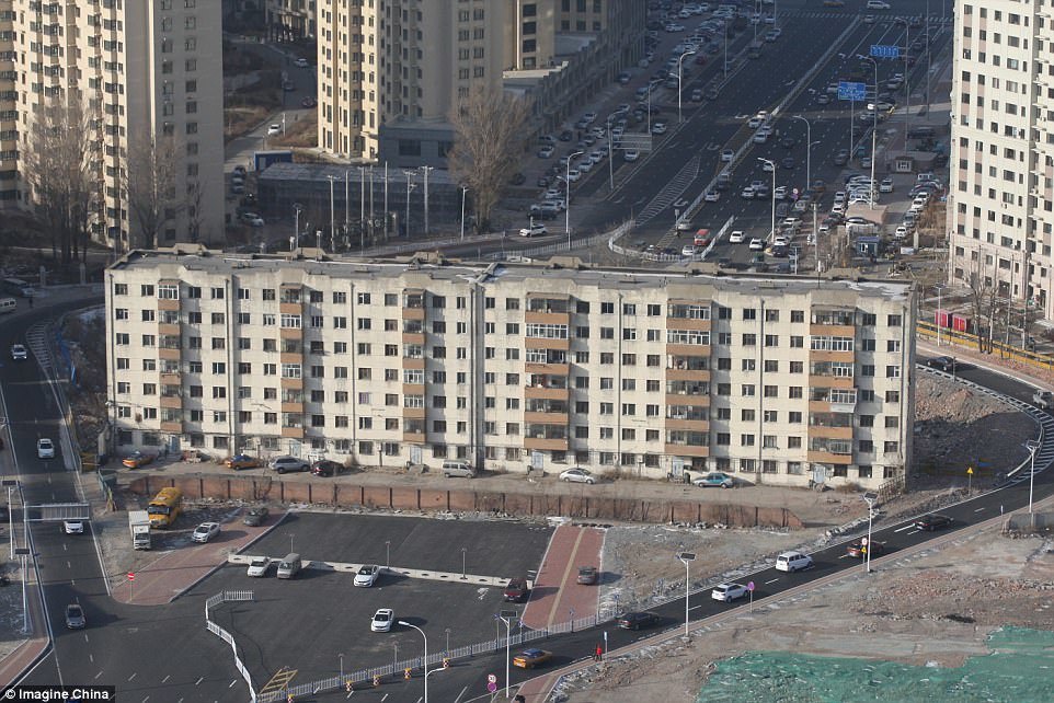 Bị tòa nhà chắn giữa, đường ở TQ phải 'cong mềm mại'