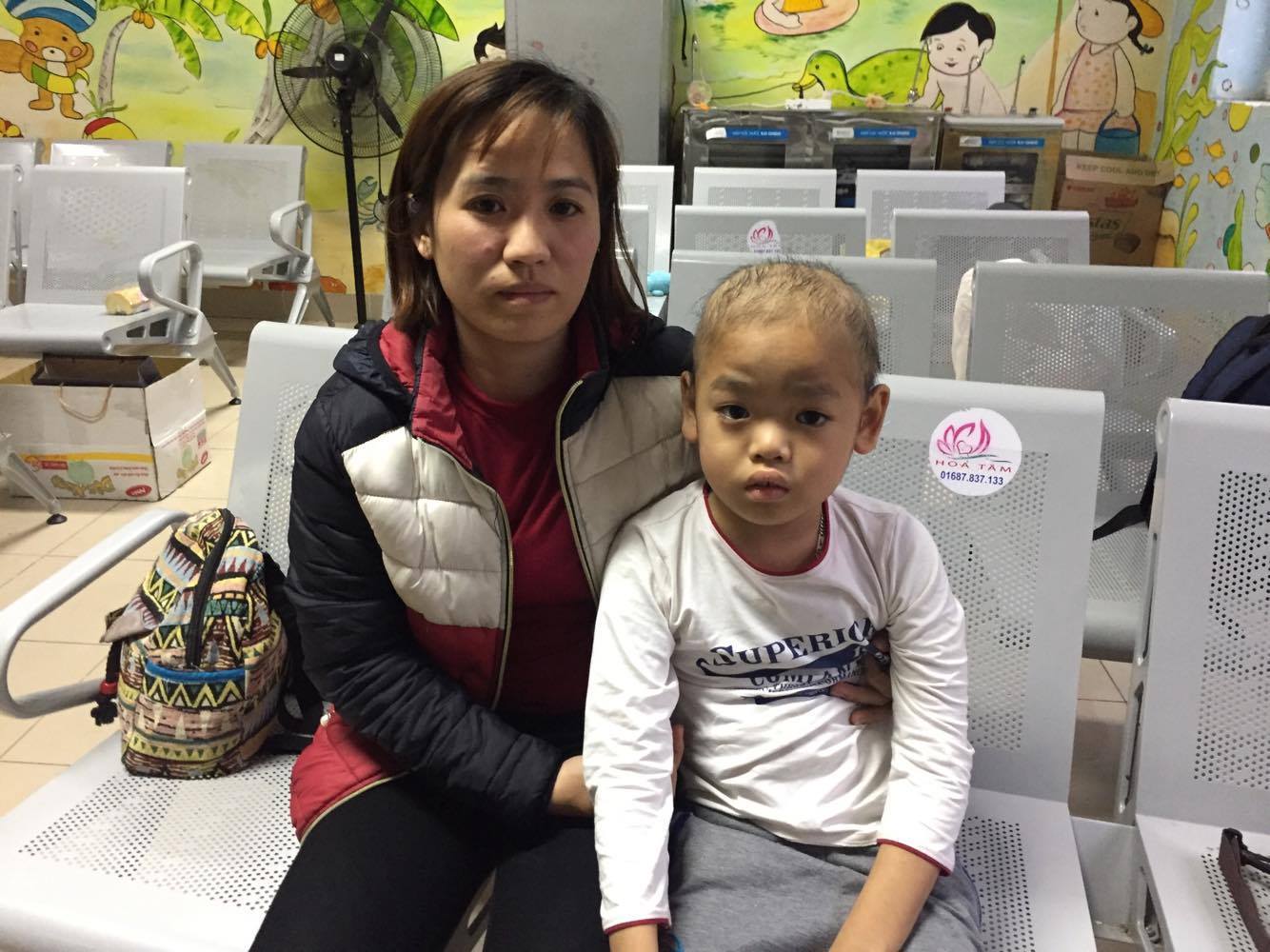 Chồng chết, vợ oằn mình kiếm tiền chữa ung thư hạch cho con