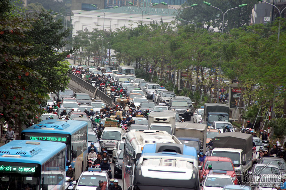 Đường Hà Nội tắc nghẹt trong giá rét