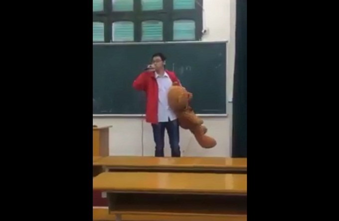 Nam sinh ĐH Bách khoa đến tận lớp bạn gái tỏ tình bằng tiếng Anh