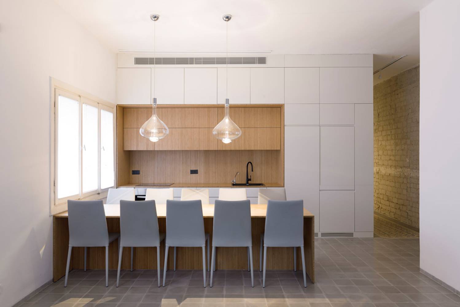 Căn hộ dài thiết kế lạ cho gia đình 5 người