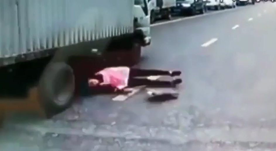 Một pha thoát chết thần kỳ dưới bánh xe tải