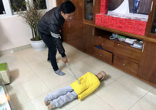 Tạm giam bố đẻ, cấm xuất cảnh mẹ kế bạo hành con dã man