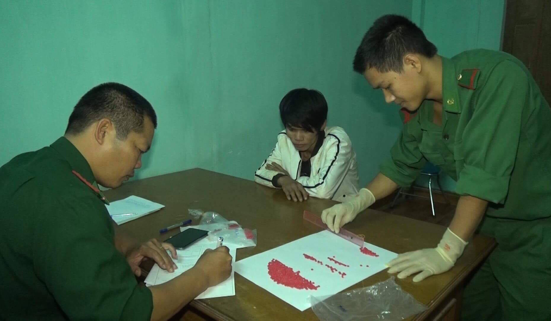 Chống trả bộ đội biên phòng để phi tang hàng trăm viên ma túy