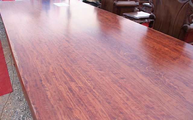 Đại gia cầu kỳ giường ghế: Sập gỗ cẩm trăm tuổi, bàn ghế 'tứ linh' tiền tỷ