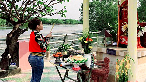 Lê Giang lên chùa sau khi tố Duy Phương trên truyền hình