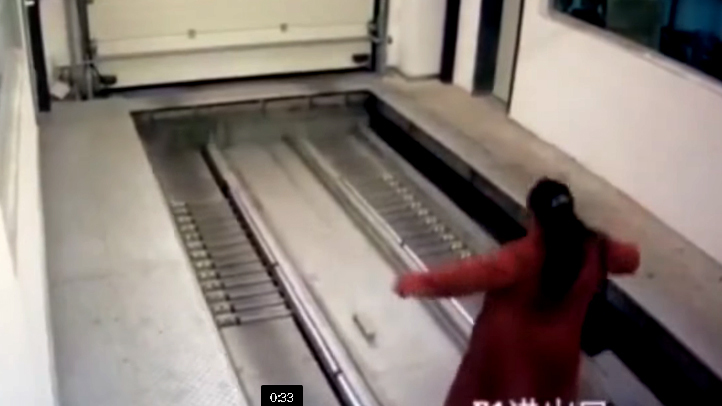 Cắm mặt vào điện thoại, người phụ nữ gặp tai nạn khủng khiếp