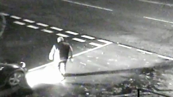 Tài xế ô tô cố tình húc bay người đi bộ sang đường