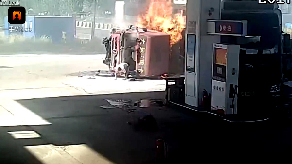 2 xe tải đâm cây xăng bốc cháy dữ dội