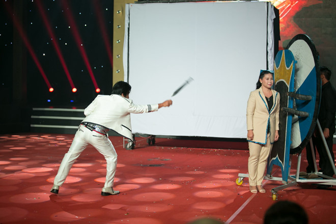 Thắng 200 triệu nhờ... phóng dao vào vợ