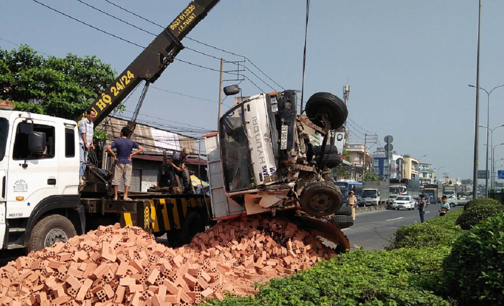 Tài xế kêu cứu trong xe tải lật nhào trên quốc lộ