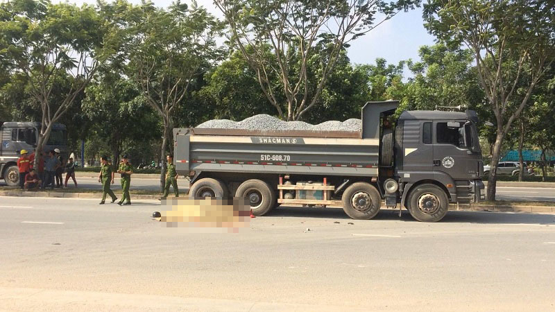 Đâm vào đuôi xe tải, 2 thanh niên chết thảm