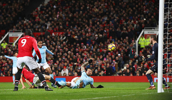 Lukaku hại MU, Man City đánh sập Old Trafford