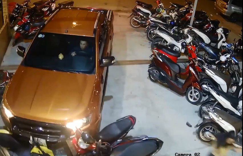 Nhầm chân ga, tài xế lao thẳng xe bán tải vào bãi đậu xe máy