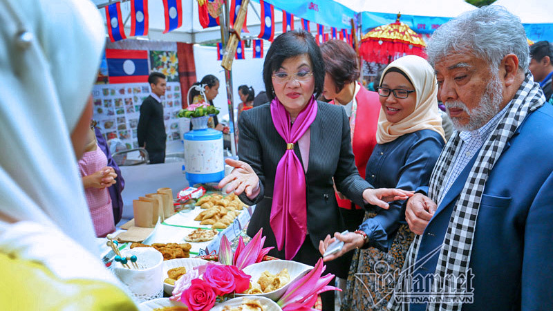 Đi chợ ẩm thực quốc tế cùng phu nhân Phó Thủ tướng