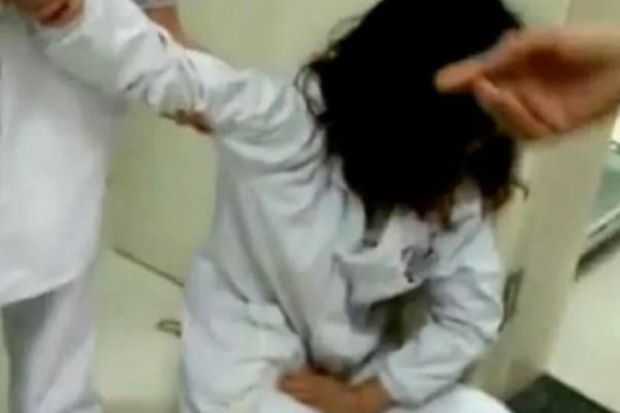 Quan huyện bị sa thải vì vợ đánh y tá mang bầu