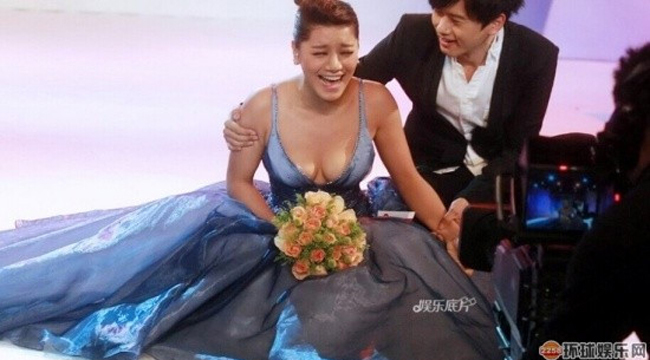 Sự cố nhớ đời khiến mỹ nhân bẽ bàng trên sóng trực tiếp