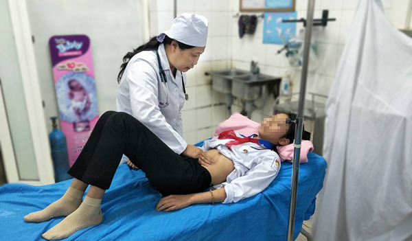 12 học sinh nhập viện cấp cứu sau ăn xôi ruốc, xúc xích