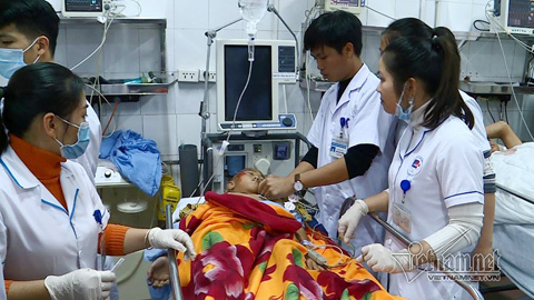 Sập lan can trường tiểu học, 13 HS nhập viện cấp cứu