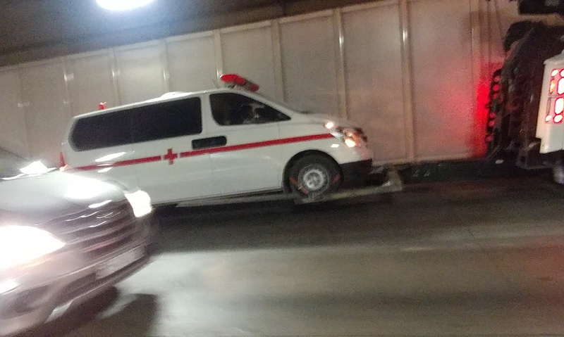 Xe cứu thương chết máy giữa hầm vượt sông Sài Gòn, giao thông tê liệt